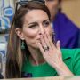 Kate Middleton gives someone mysterious embrace