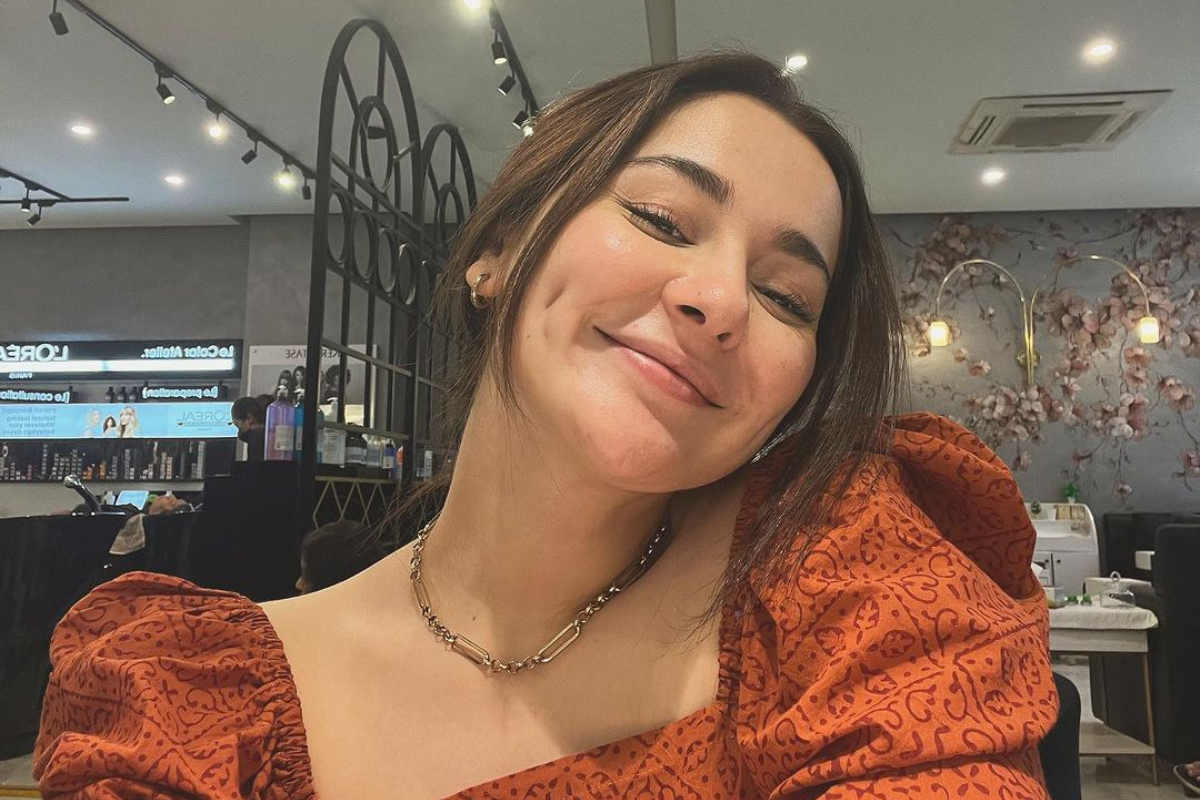 Hania Aamir Spreads Positive Energy with Captivating Snapshot