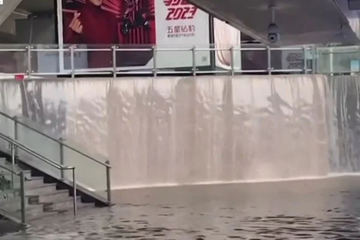 Waterfalls train station eastern China