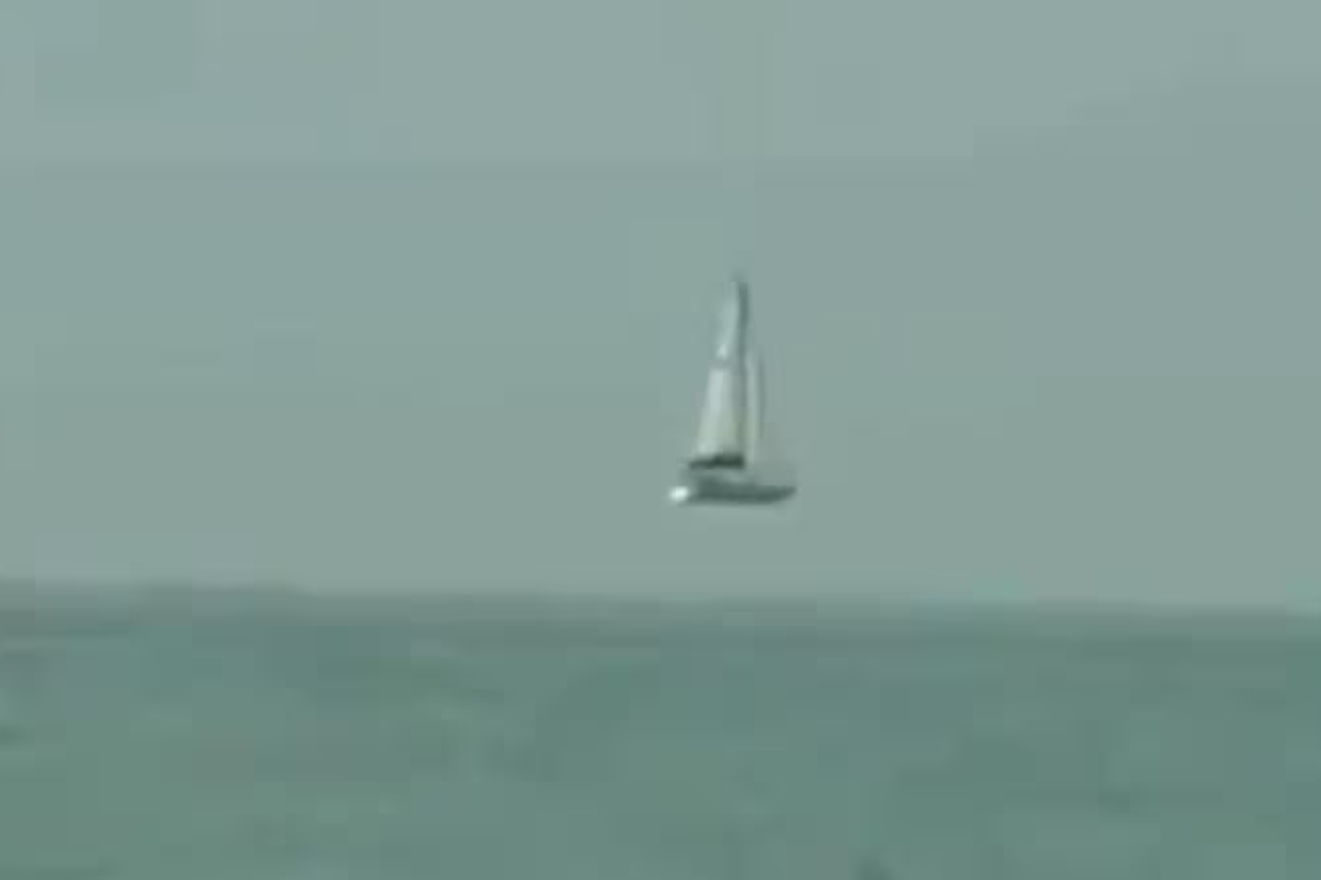 Boat in the sky? Optical illusion baffles onlookers