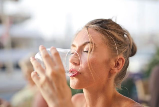 Woman Hospitalized After Drinking 4 Liters of Water a Day