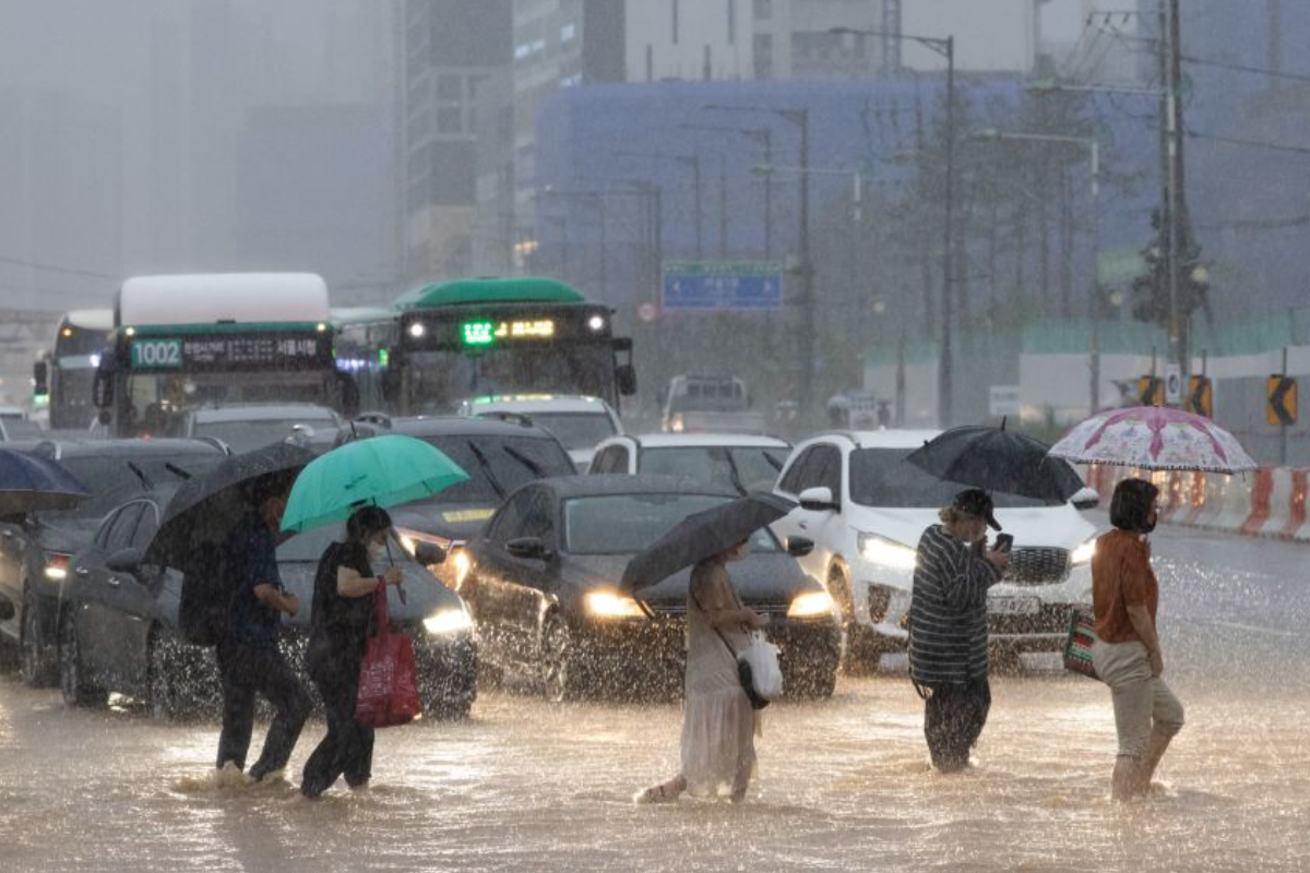 Heavy rain kills 26 in South Korea, forces thousands to evacuate