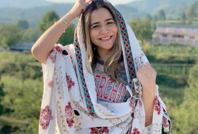 Humaima Malick writes a heartfelt message on Feroze Khan’s birthday