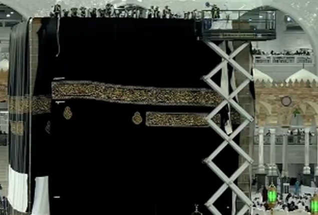 Saudi Arabia: Ghilaf-e-Kaaba (Kiswa) Changed to Mark Hijri Year 1445 – Watch Video