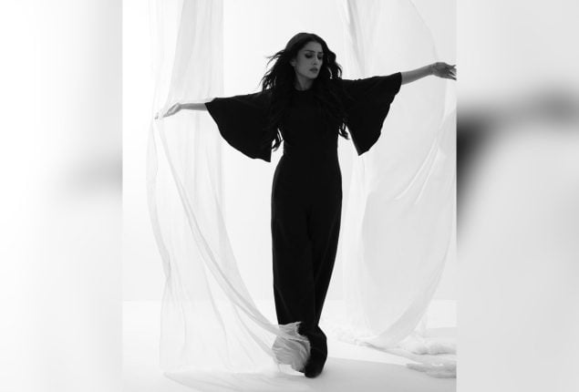 Ayeza Khan turns heads in new monochromatic pictures