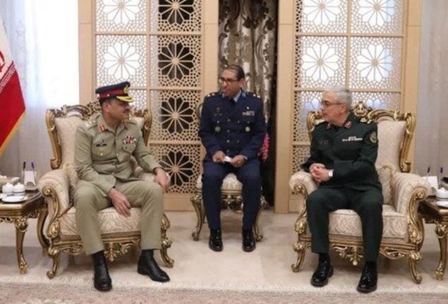 Army chief discusses issues of mutual interests with his Irani counterpart