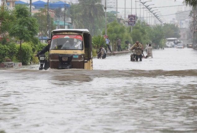 Streets overflow as heavy rain continue in Lahore