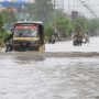 Streets overflow as heavy rain continue in Lahore