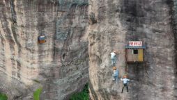 Convenience Store Hangs on China’s 393-Foot Cliff