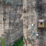 Convenience Store Hangs on China’s 393-Foot Cliff