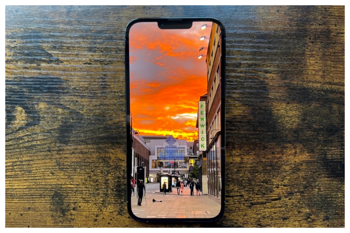 Apple aims to produce a bezel-less iPhone using this technology