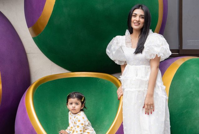 Sarah Khan Melts Hearts with Adorable Picture with her Daughter