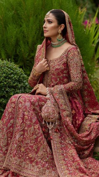 Ayeza Khan looks ravishing in her Bridal Pictures