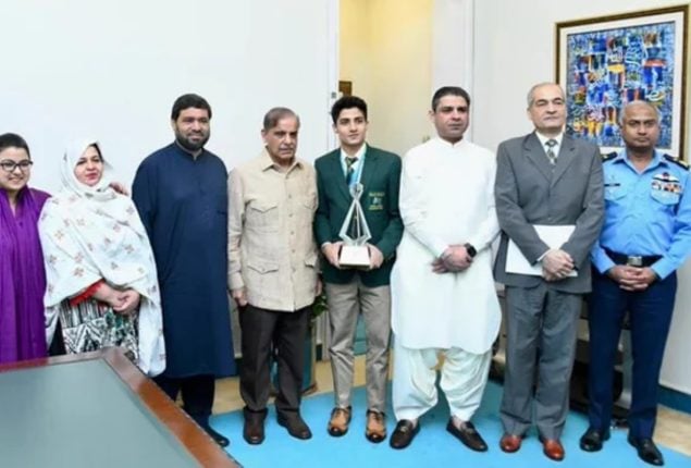 World Junior Squash Champion Hamza Khan Meets Pakistan’s PM