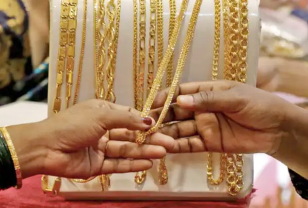 Gold price decreases by Rs 2800 per tola