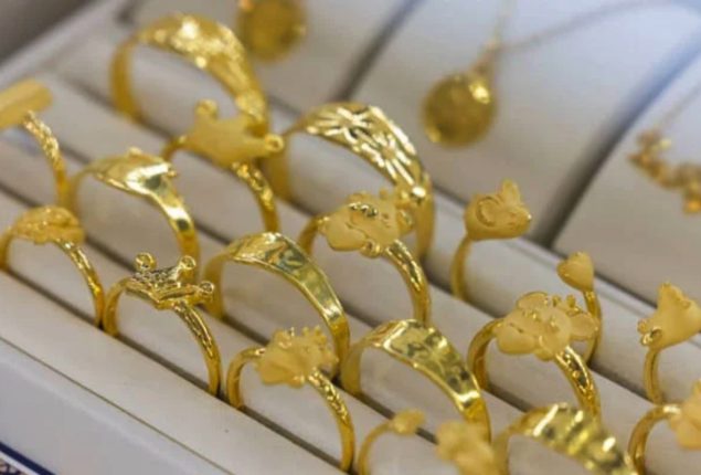 Gold price increases by Rs 1300 per tola