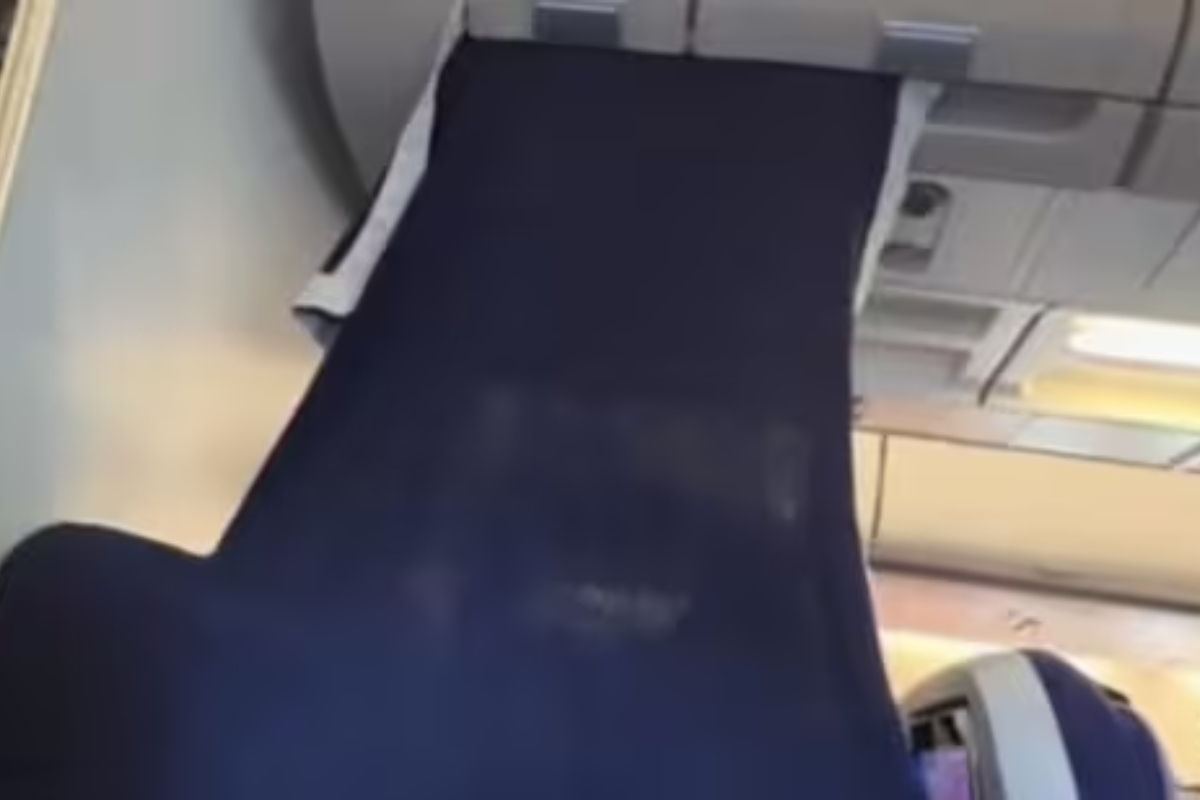 Passenger creates DIY VIP section in economy class with blanket