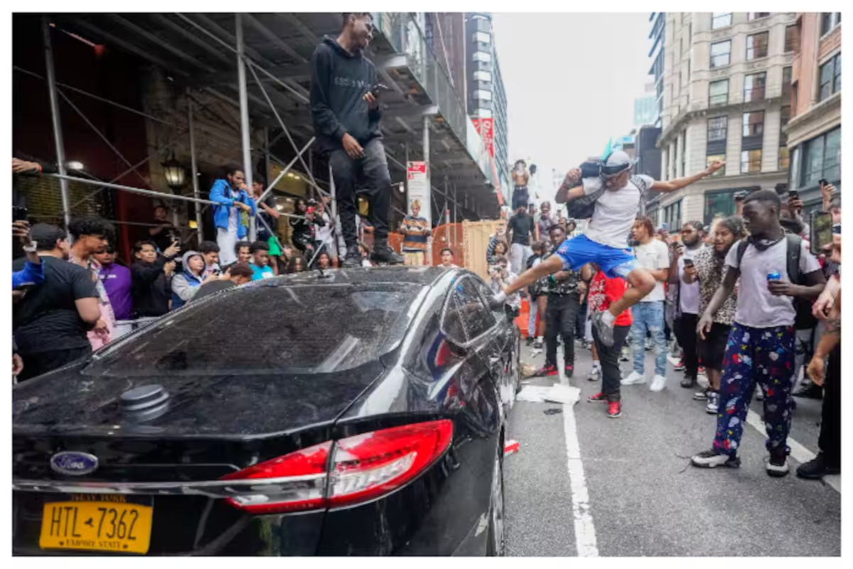 Thousands Riot in NYC After YouTuber Promises Free PlayStations
