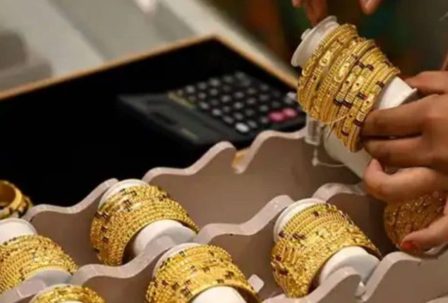 Gold price falls in Pakistan