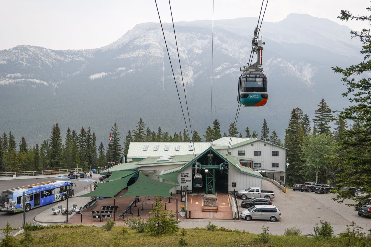 Canada's Gondala breakdown leaves couples stranded