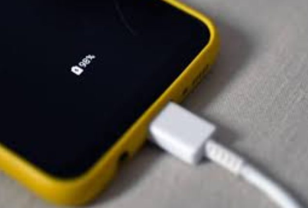 Boss’s Power Trip Over Phone Charger Sparks Outrage