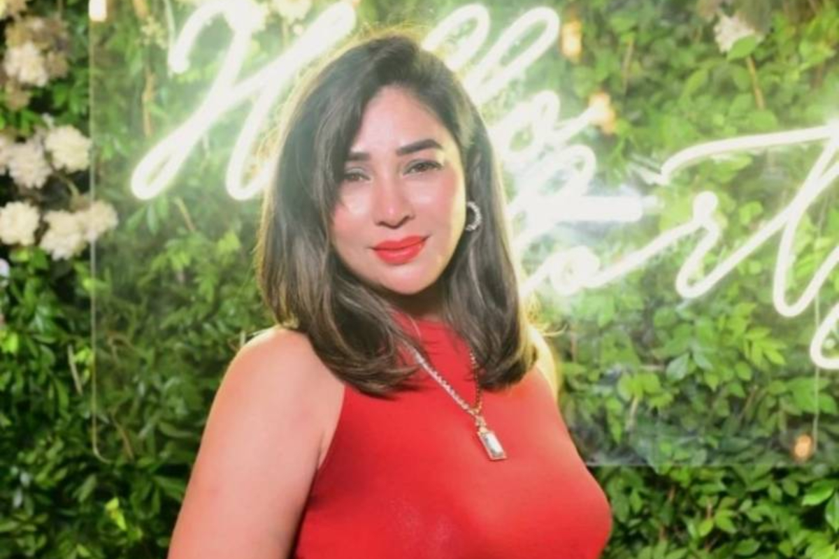 Komal Rizvi get music icon award from Shan-e-Pakistan