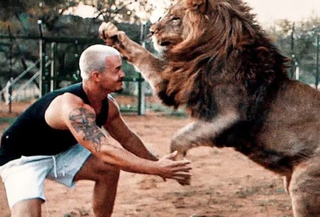 Netizens stunned by Man and lion bond with each other