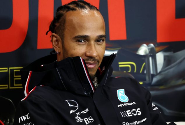 Hamilton signs new deal with Mercedes, to stay until 2023