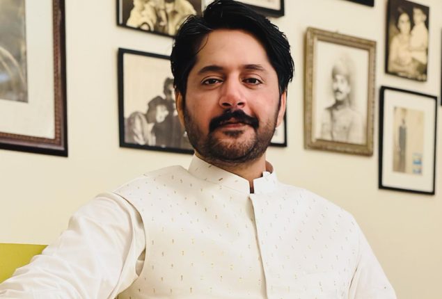 Imran Ashraf to Take Over Vasay Chaudhry’s Role in Comedy Show ‘Mazaaq Raat’