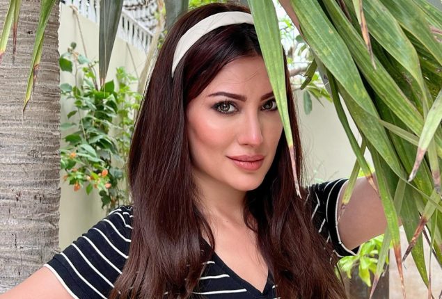 Mehwish Hayat Stuns in Enchanting Pictures Wearing Striped T-Shirt and Jeans