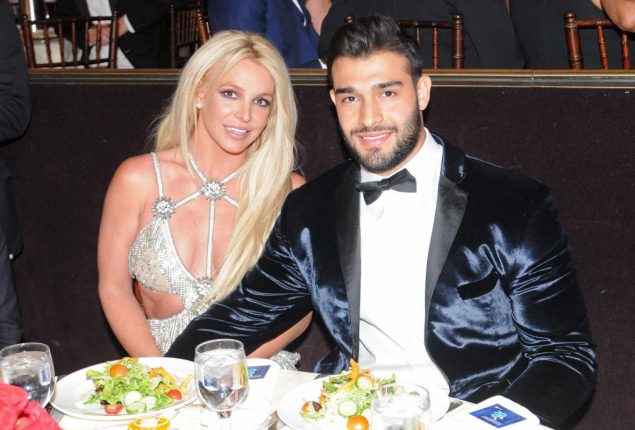 Britney Spears holds onto dogs in divorce with Sam Asghari