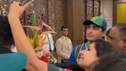 WATCH: Pakistan fans welcome team to hotel after India clash