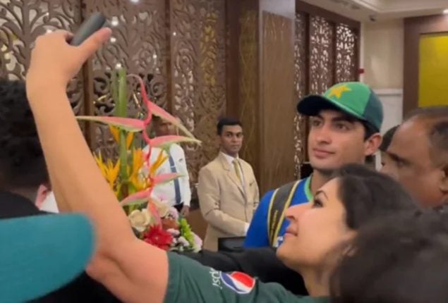 WATCH: Pakistan fans welcome team to hotel after India clash