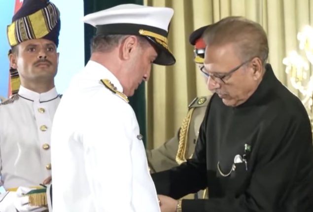 President Alvi confers top military award on Turkish Naval Commander