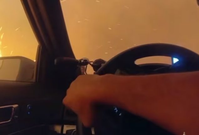 US Cop Drives Through Wildfire in Nail-Biting Video