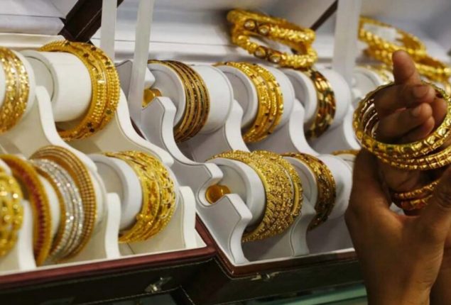 Gold price declines by Rs 500 per tola