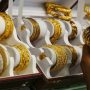 Gold price declines by Rs 500 per tola