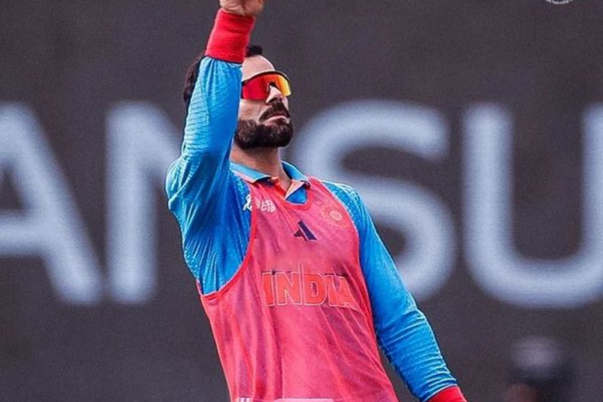 Kohli shows team spirit by serving drinks to teammates