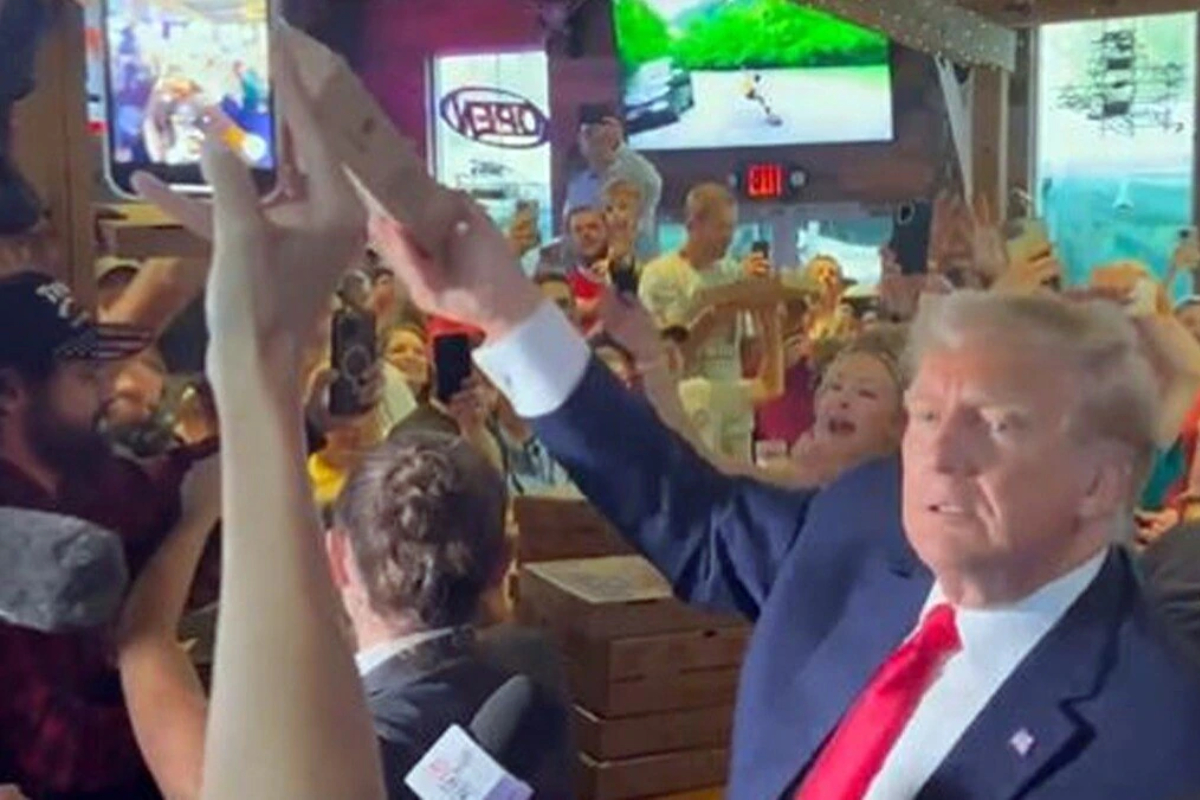 Donald Trump Serves Up Pizza and Politics in Iowa Pub