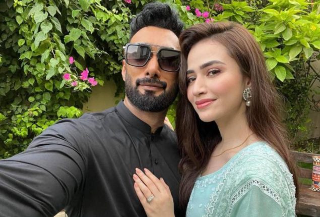 Fans Wonder Why Umair Jaswal & Sana Javed Missed Family Wedding