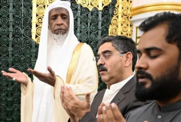 PM Kakar visits Masjid e Nabvi in Madinah
