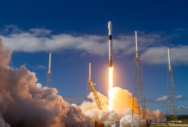 SpaceX launches additional Starlink satellites into space
