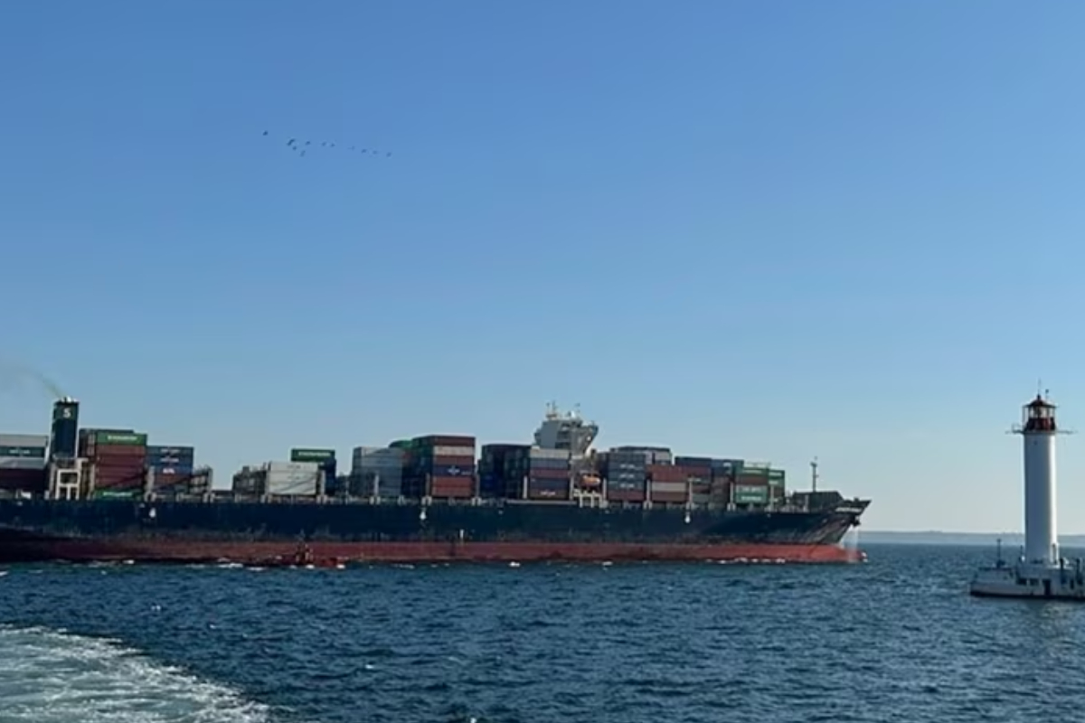 Cargo ships reach Ukrainian port to load wheat, despite Russian threats