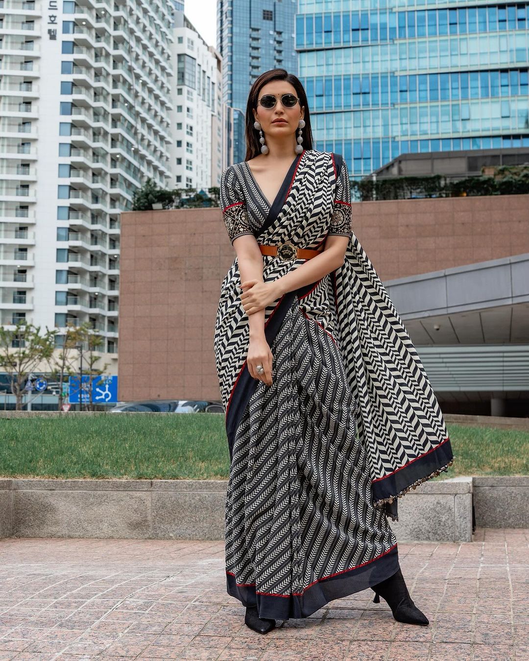  Karishma Tanna Modern Saree Look