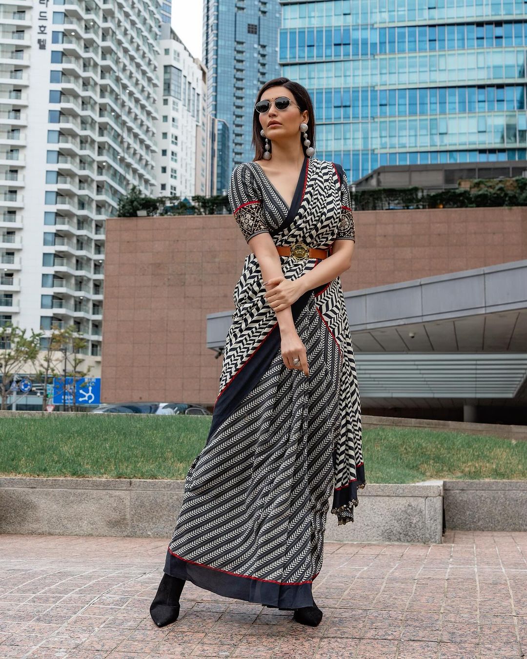  Karishma Tanna Modern Saree Look