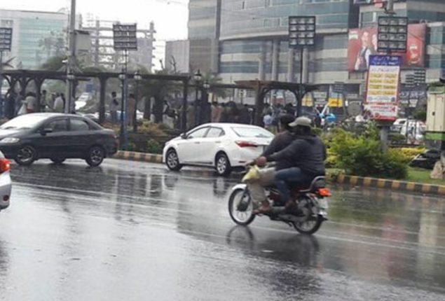 Intermittent drizzle makes weather in Karachi chilly