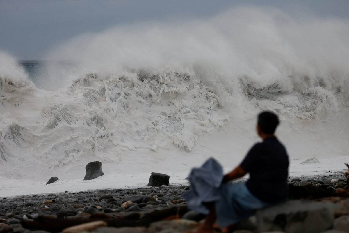 Japan issues tsunami alerts