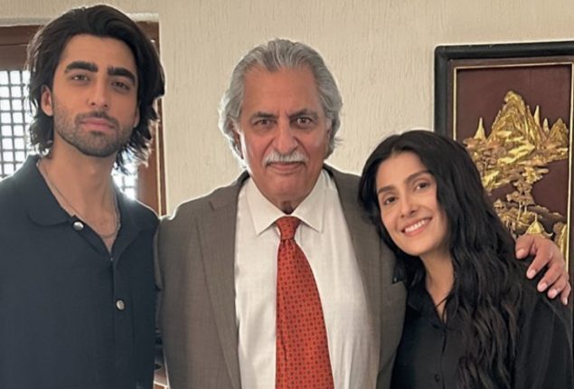 Ayeza Khan Shares BTS Photo with Co-Stars from Ongoing Drama