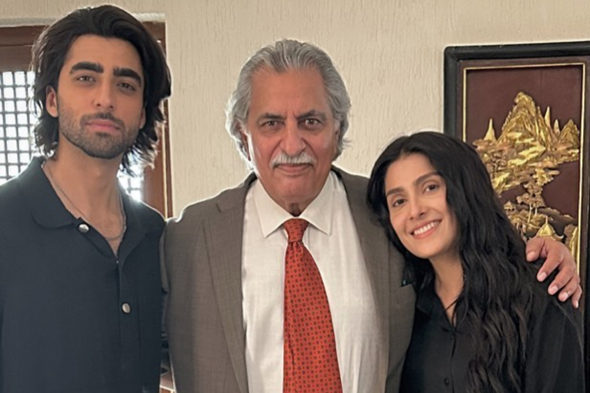 Ayeza Khan Shares BTS Photo with Co-Stars from Ongoing Drama