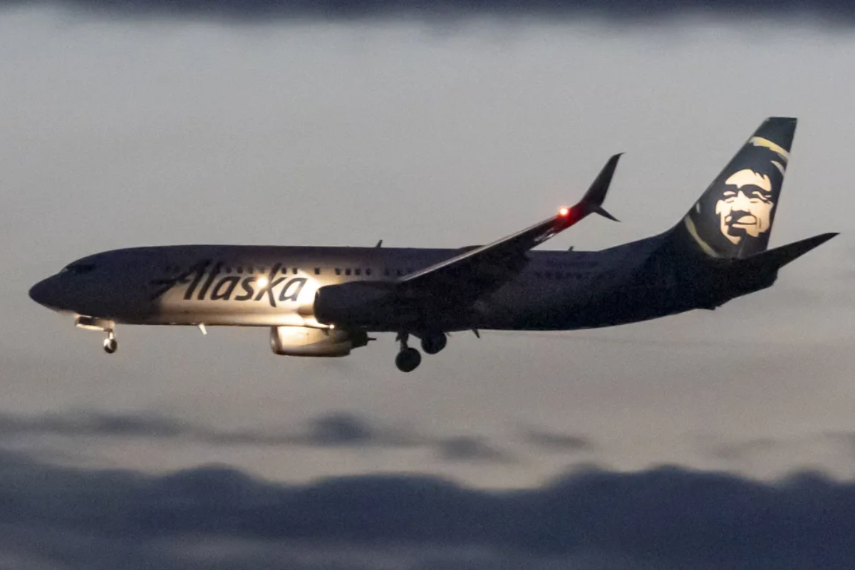 Off-duty pilot Alaska Airlines jet